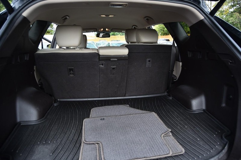 Hyundai Santa Fe Sport Vehicle Full-screen Gallery Image 23