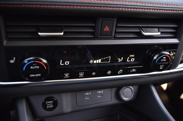 Nissan Rogue Vehicle Image 18