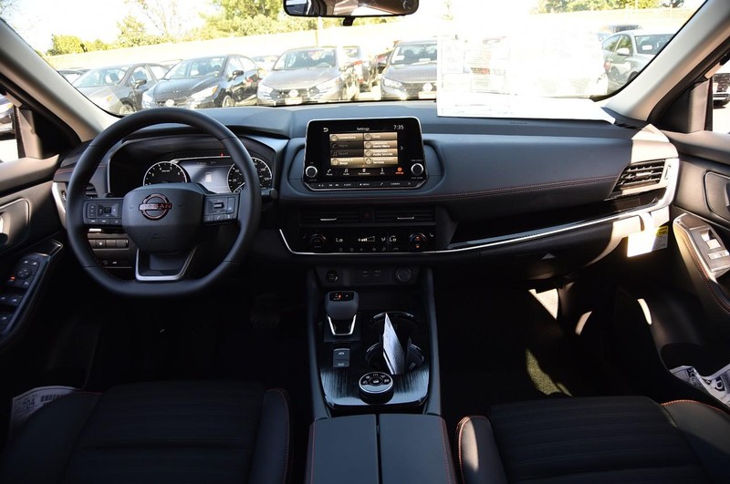 Nissan Rogue Vehicle Image 08