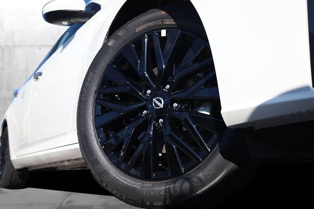 Nissan Altima Vehicle Image 03