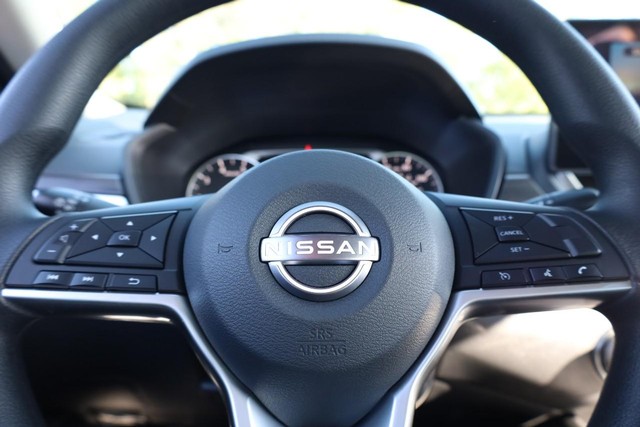 Nissan Altima Vehicle Image 10