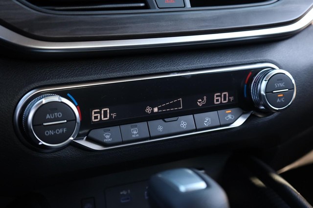 Nissan Altima Vehicle Image 15