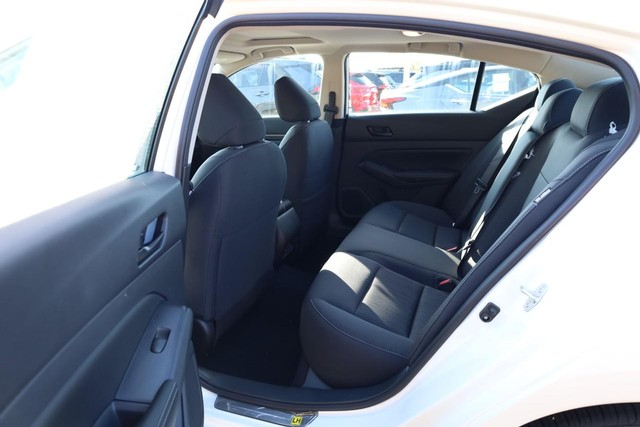 Nissan Altima Vehicle Image 21