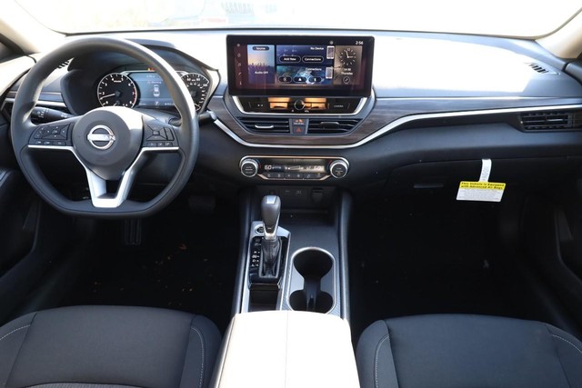 Nissan Altima Vehicle Image 23