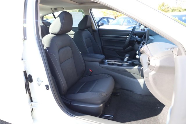 Nissan Altima Vehicle Image 25