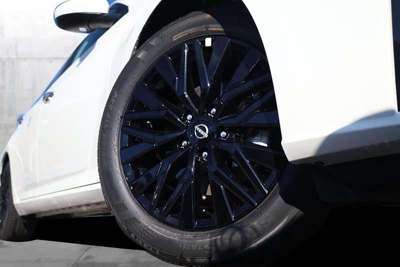 Nissan Altima Vehicle Image 03