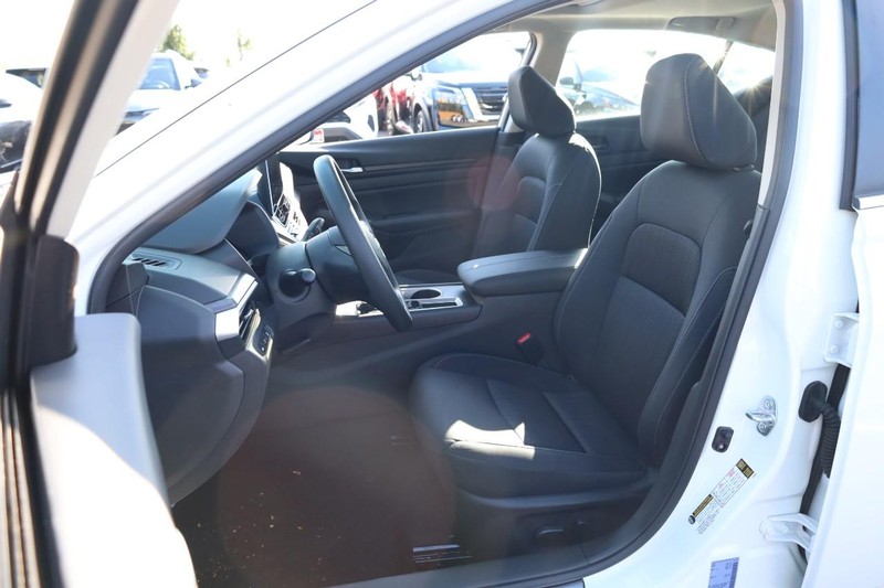 Nissan Altima Vehicle Image 08