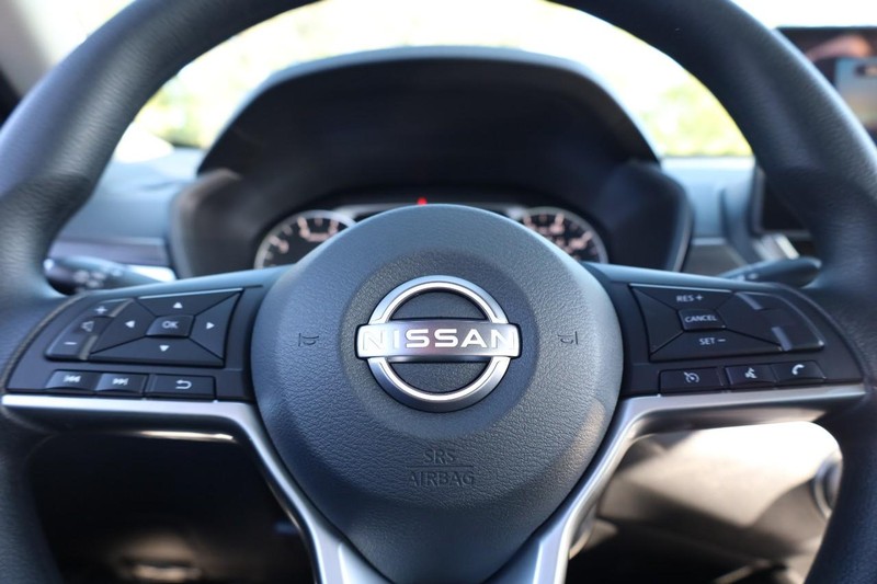 Nissan Altima Vehicle Image 10