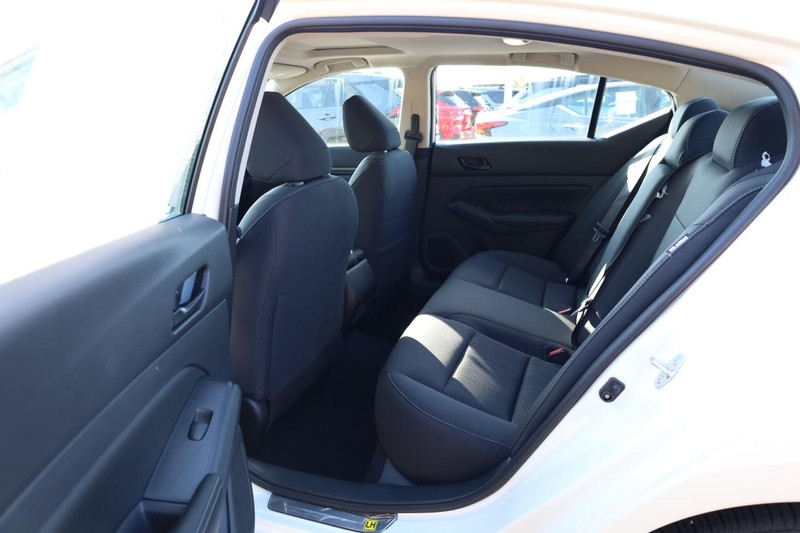 Nissan Altima Vehicle Image 21