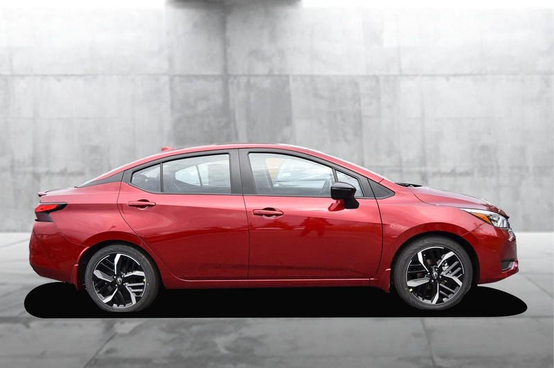 Nissan Versa Vehicle Full-screen Gallery Image 5