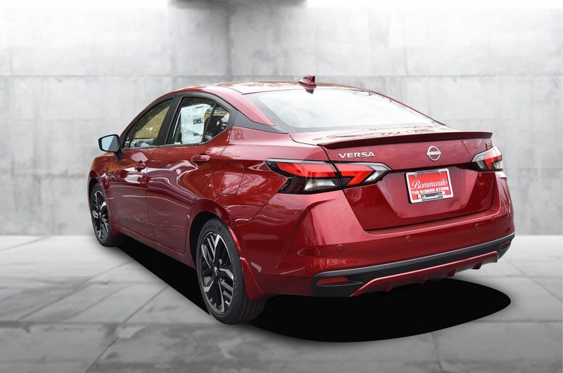 Nissan Versa Vehicle Full-screen Gallery Image 7