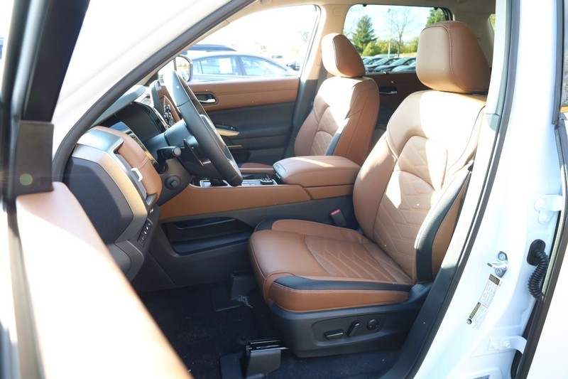 Nissan Pathfinder Vehicle Image 10