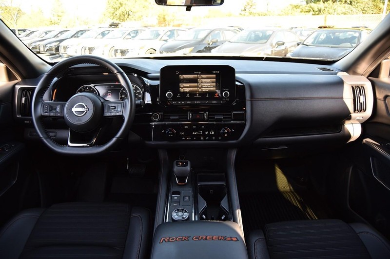 Nissan Pathfinder Vehicle Full-screen Gallery Image 8