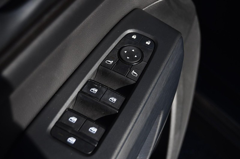 Nissan Pathfinder Vehicle Full-screen Gallery Image 9