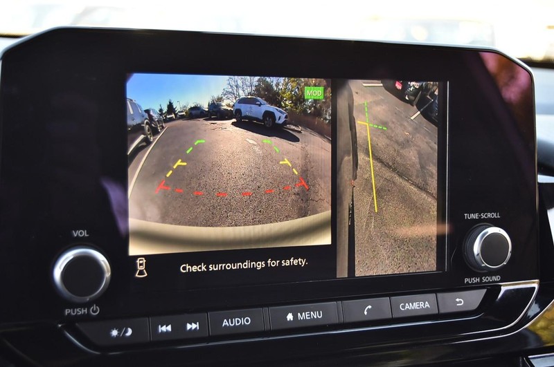 Nissan Pathfinder Vehicle Full-screen Gallery Image 14