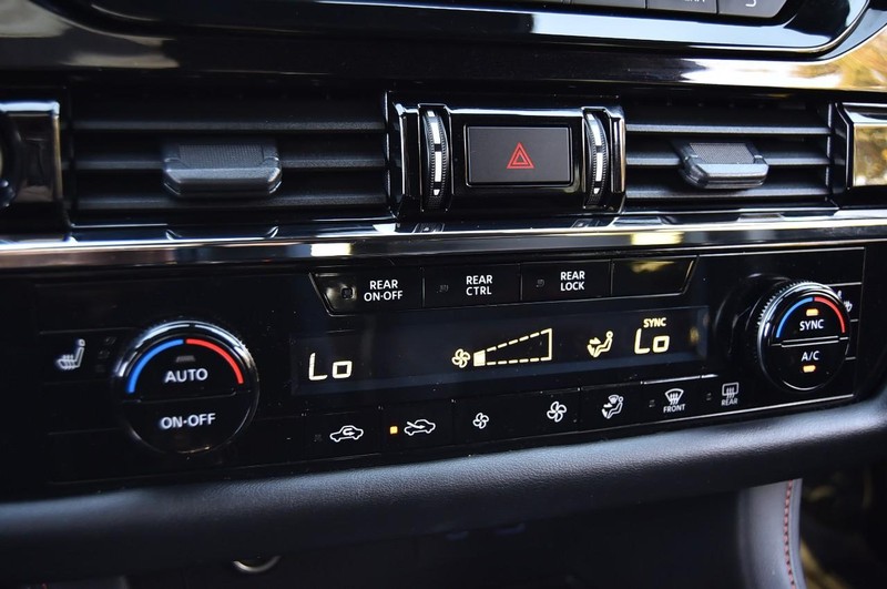 Nissan Pathfinder Vehicle Full-screen Gallery Image 18