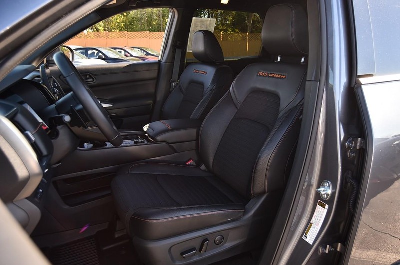 Nissan Pathfinder Vehicle Full-screen Gallery Image 22