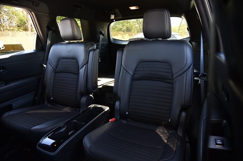 Nissan Pathfinder Vehicle Full-screen Gallery Image 24