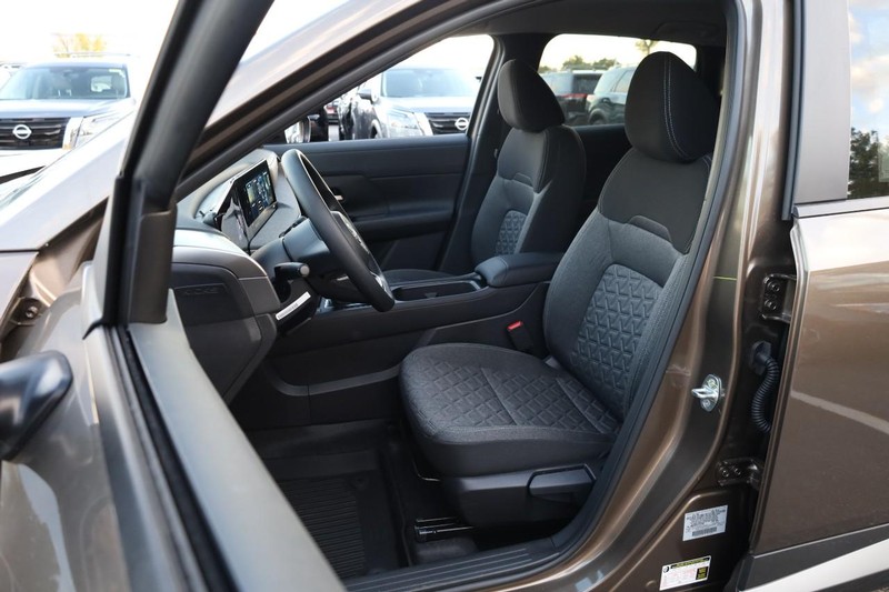 Nissan Kicks Vehicle Image 08