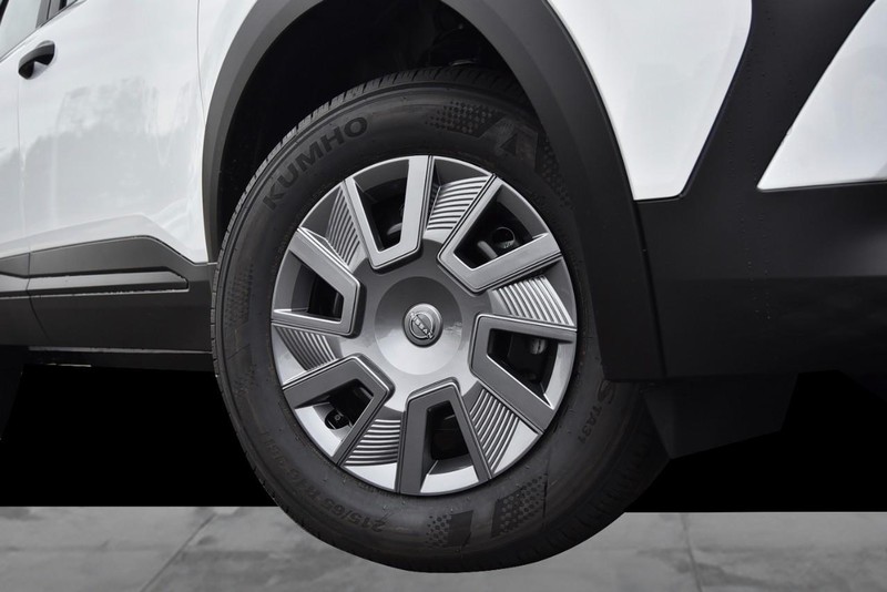 Nissan Kicks Vehicle Image 03