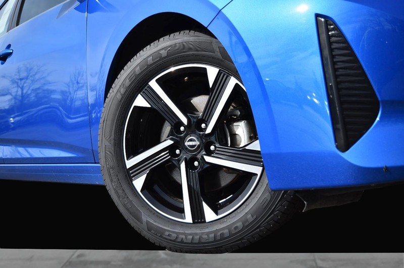 Nissan Sentra Vehicle Image 03