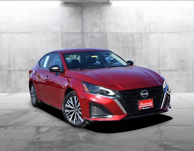 Nissan Altima Vehicle Image 02