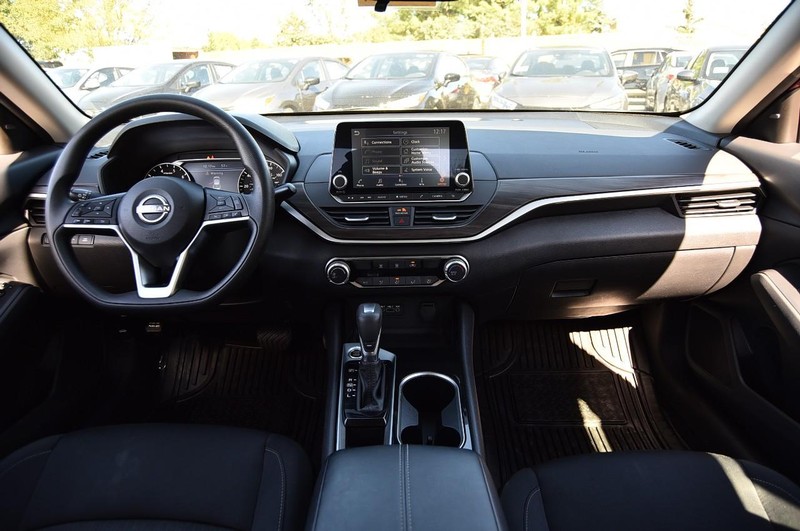 Nissan Altima Vehicle Image 08