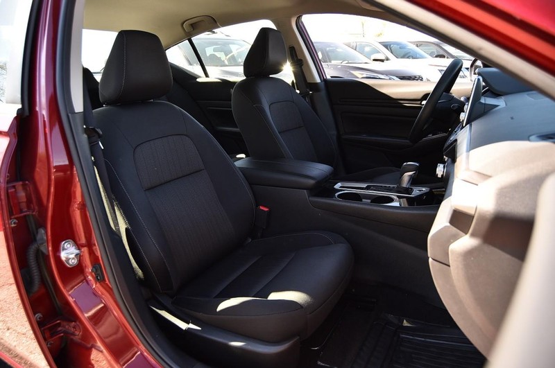 Nissan Altima Vehicle Image 20