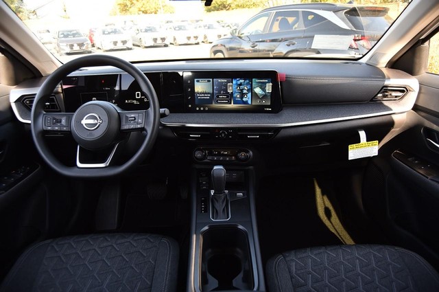 Nissan Kicks Vehicle Image 08