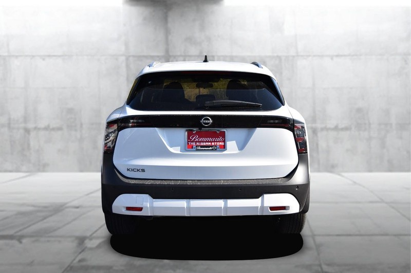 Nissan Kicks Vehicle Full-screen Gallery Image 6