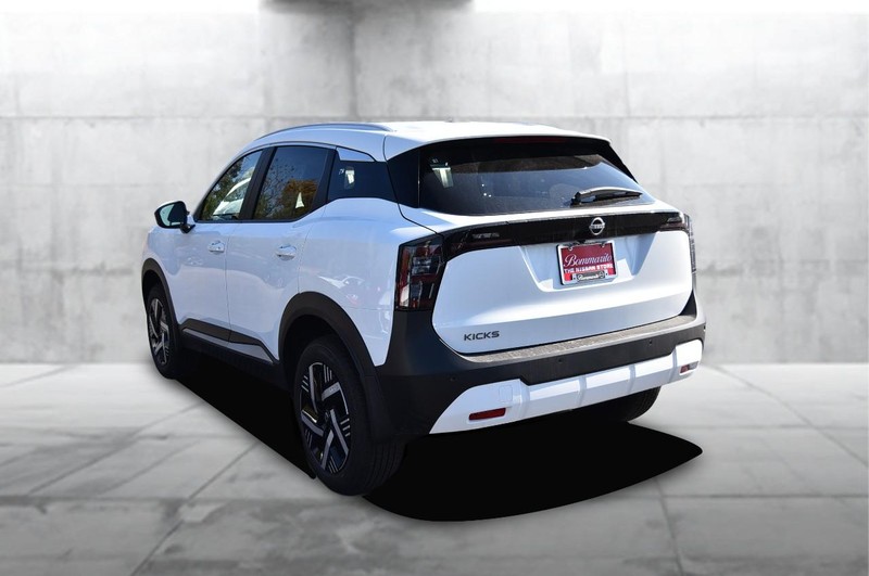 Nissan Kicks Vehicle Full-screen Gallery Image 7