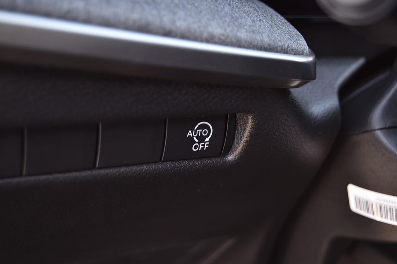 Nissan Kicks Vehicle Full-screen Gallery Image 11