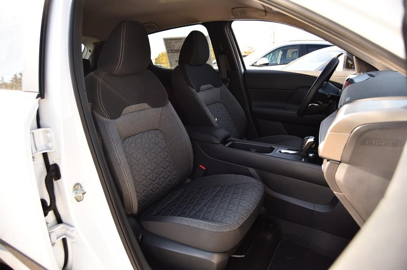 Nissan Kicks Vehicle Full-screen Gallery Image 22