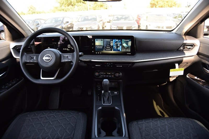 Nissan Kicks Vehicle Image 08