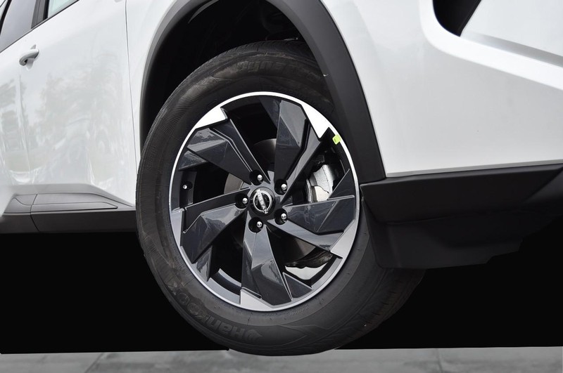 Nissan Rogue Vehicle Image 03