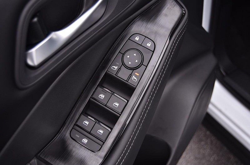 Nissan Rogue Vehicle Image 09