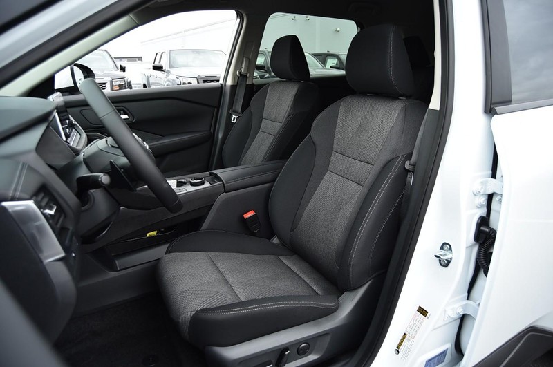 Nissan Rogue Vehicle Image 19