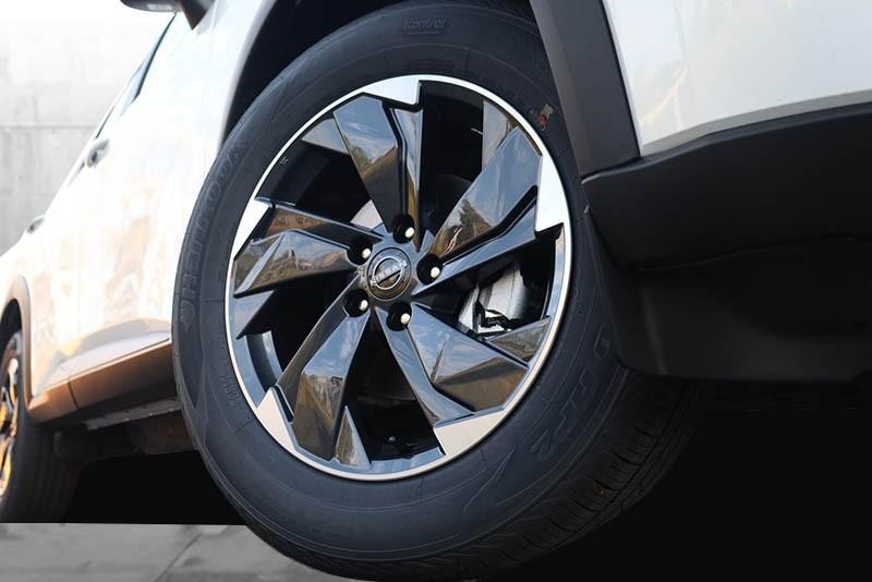 Nissan Rogue Vehicle Full-screen Gallery Image 3