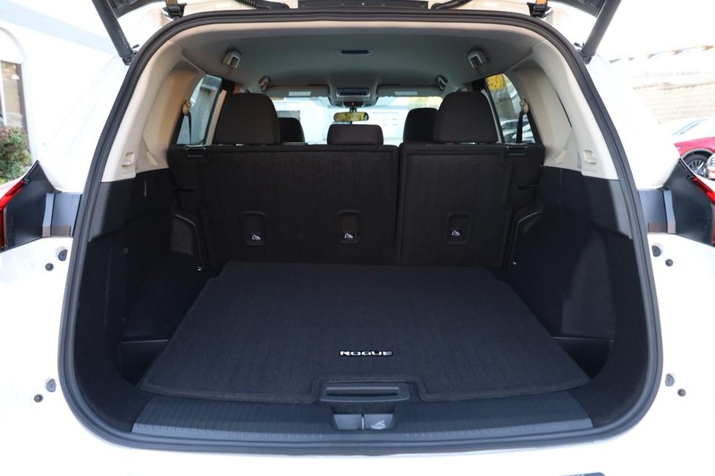 Nissan Rogue Vehicle Full-screen Gallery Image 7