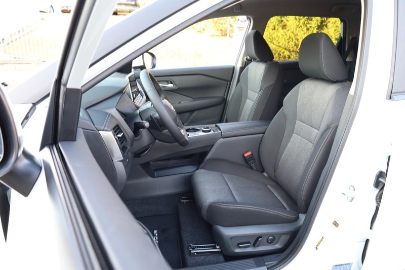 Nissan Rogue Vehicle Full-screen Gallery Image 8