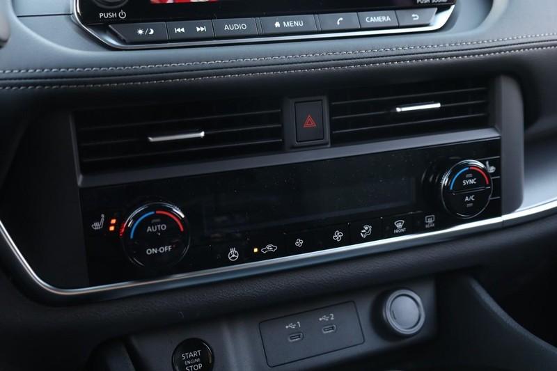 Nissan Rogue Vehicle Full-screen Gallery Image 13