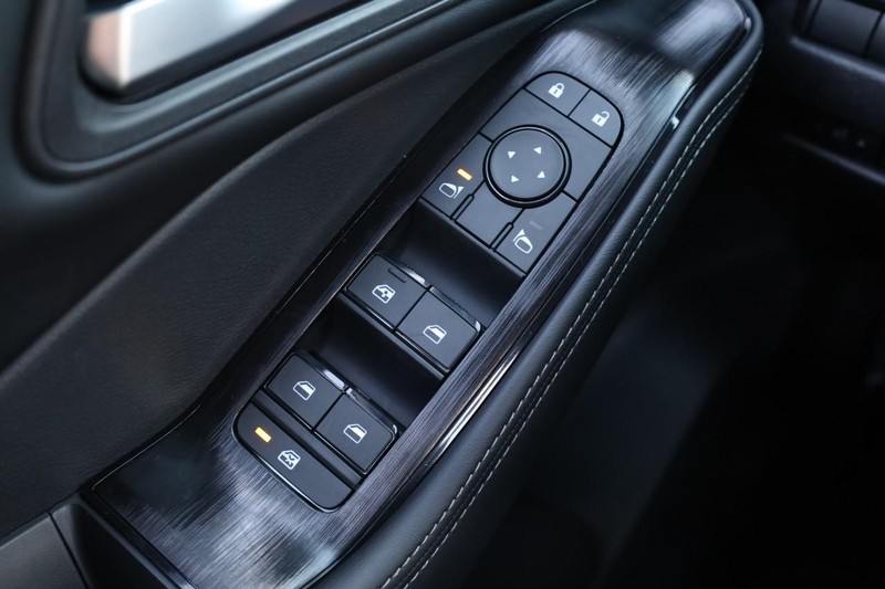 Nissan Rogue Vehicle Full-screen Gallery Image 17