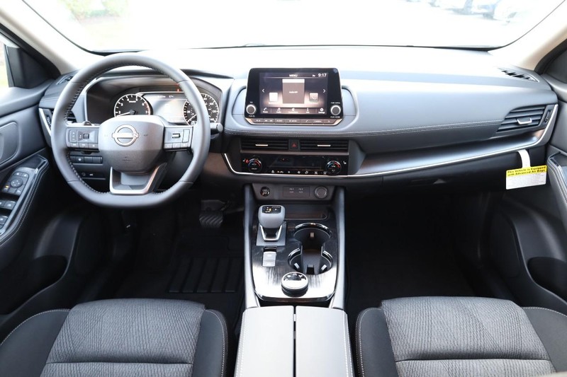 Nissan Rogue Vehicle Full-screen Gallery Image 22