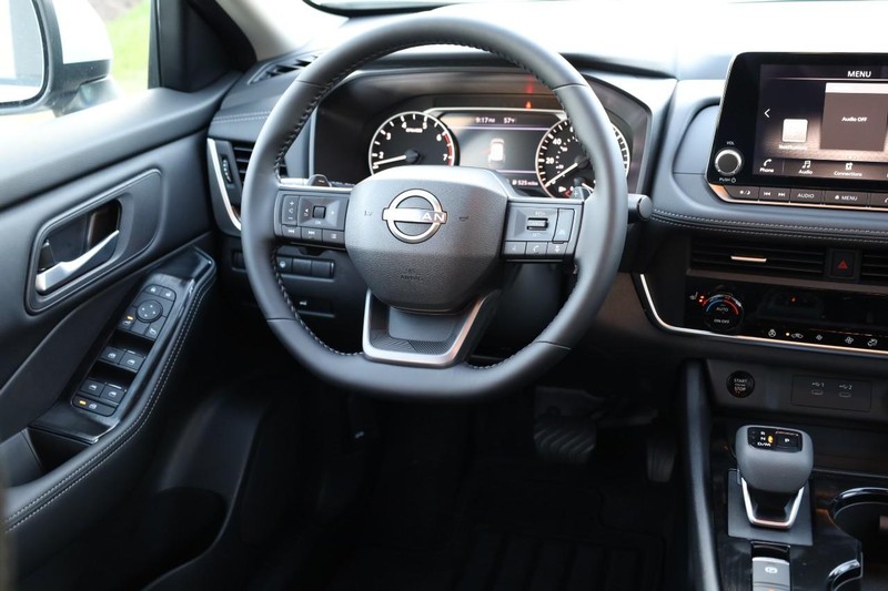 Nissan Rogue Vehicle Full-screen Gallery Image 23