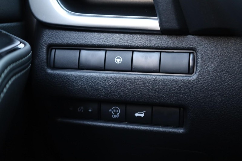 Nissan Rogue Vehicle Image 18