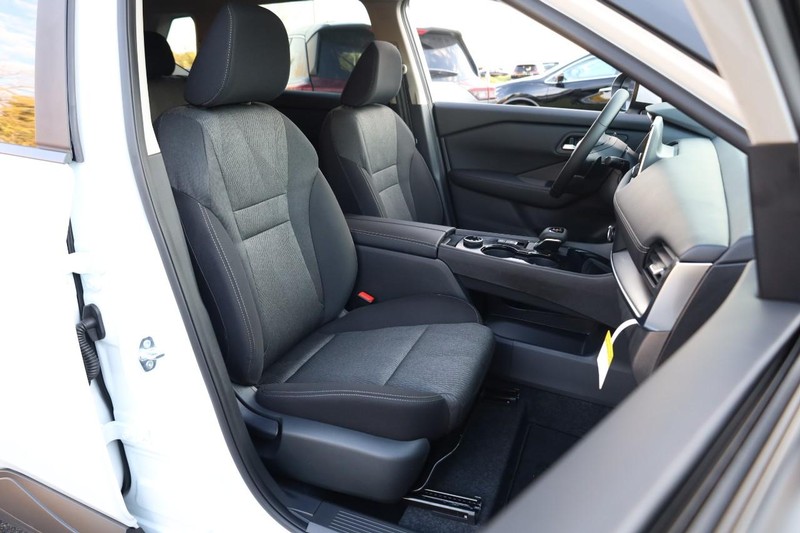 Nissan Rogue Vehicle Image 24