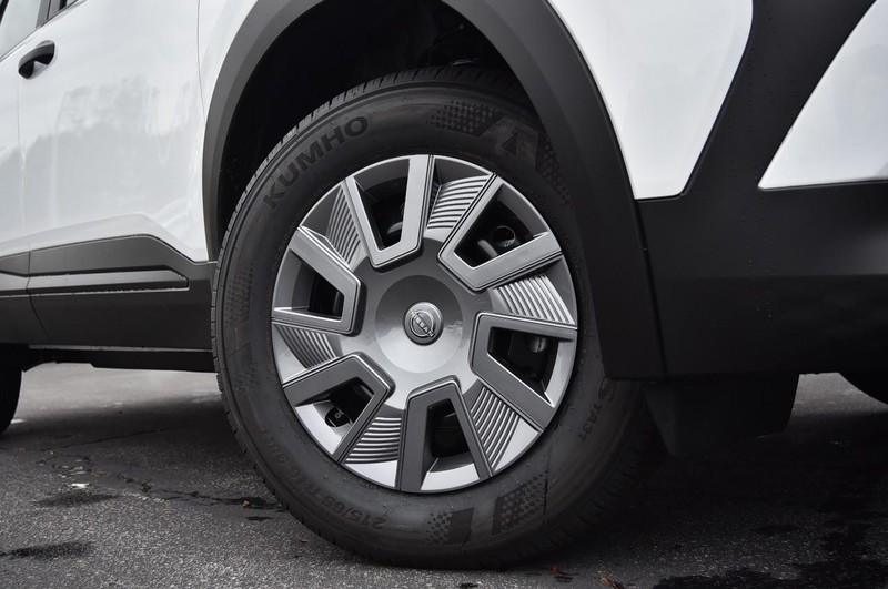 Nissan Kicks Vehicle Full-screen Gallery Image 3