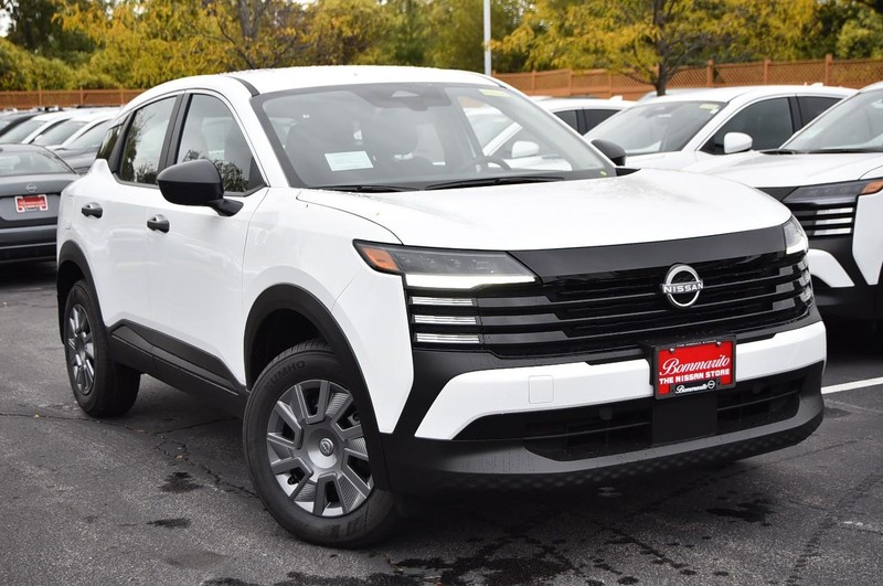 Nissan Kicks Vehicle Full-screen Gallery Image 2