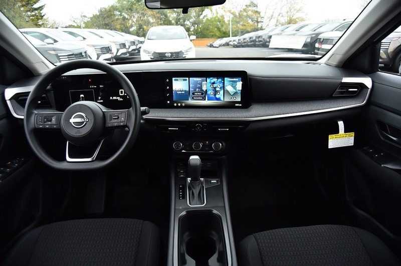 Nissan Kicks Vehicle Full-screen Gallery Image 8