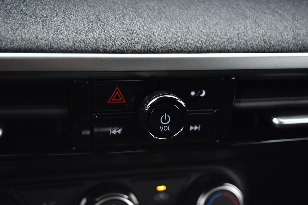 Nissan Kicks Vehicle Image 15